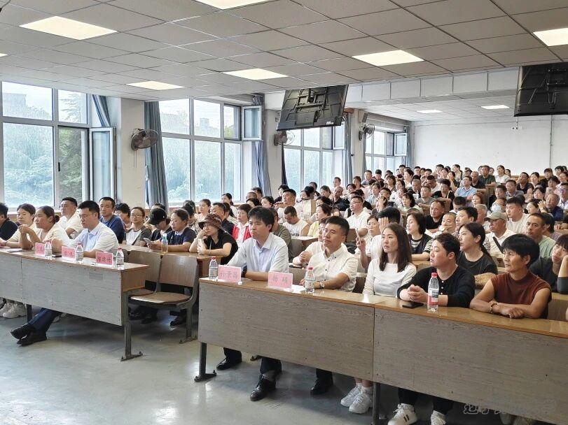 酷爱成人网
成功召开2025级新生家长会